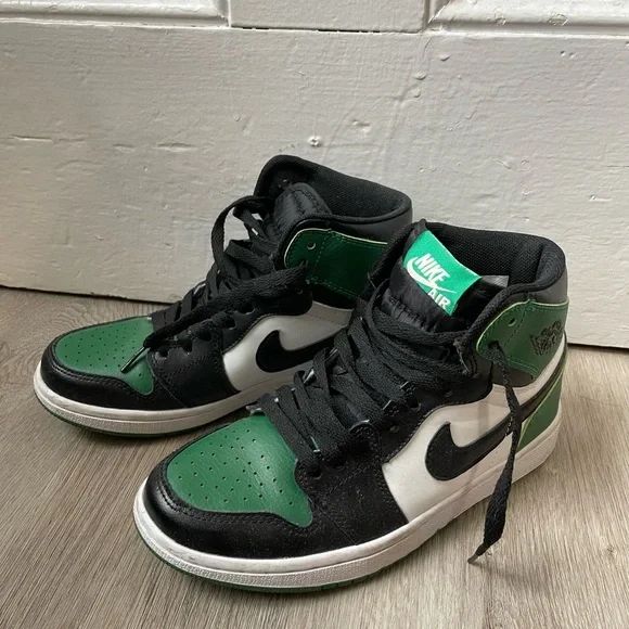 Nike Dunks - Picture 1 of 3